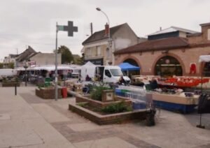 Vue de Beauchamp avec ses maisons traditionnelles, rues calmes et espaces verts, reflétant le cadre de vie paisible et familial de la commune.