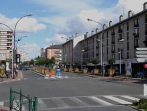 Vue de Franconville avec ses bâtiments modernes, parcs et avenues commerçantes, reflétant le dynamisme et l’accessibilité de la ville.