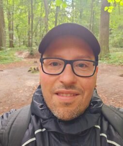 Monsieur Antoine marchant dans le Bois de Boissy au Plessis-Bouchard, illustrant ses routines personnelles