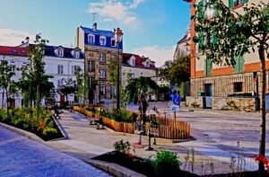 Vue de Montmorency avec ses maisons historiques, ses ruelles pavées et la forêt de Montmorency qu'on imagine non loin, reflétant le charme historique et naturel de la ville