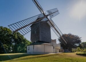 Vue de Sannois avec le moulin de Sannois, des espaces verts et des quartiers résidentiels, illustrant le charme et le caractère historique de la ville.