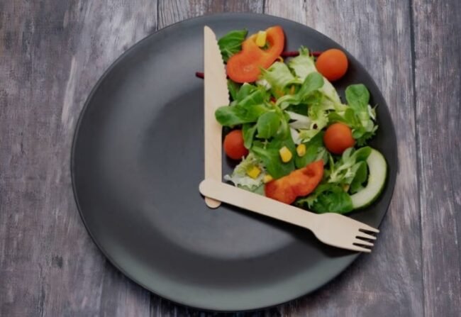 Le jeûne intermittent est une méthode de gestion alimentaire qui gagne en popularité grâce à ses nombreux bienfaits pour la santé