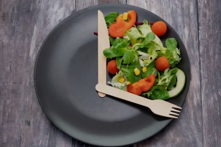 Jeûne intermittent Le jeûne intermittent est une méthode de gestion alimentaire qui gagne en popularité grâce à ses nombreux bienfaits pour la santé