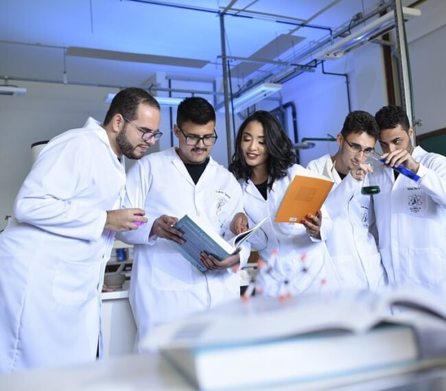 Cet article examine les dernières recherches et découvertes scientifiques sur l'efficacité de l'auriculothérapie et ses applications dans le monde moderne