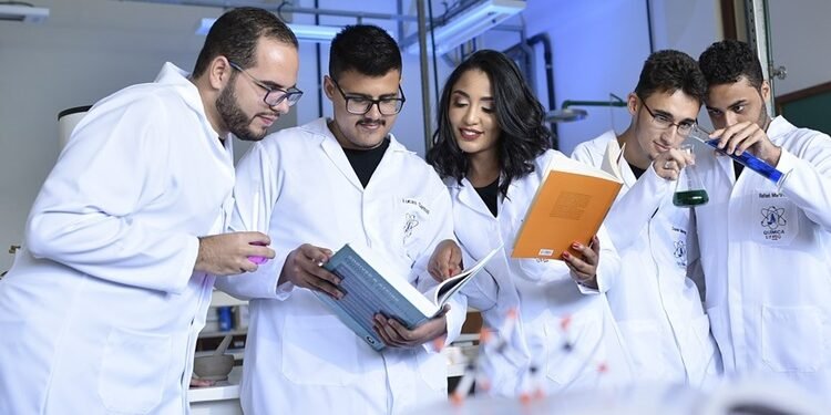 Cet article examine les dernières recherches et découvertes scientifiques sur l'efficacité de l'auriculothérapie et ses applications dans le monde moderne