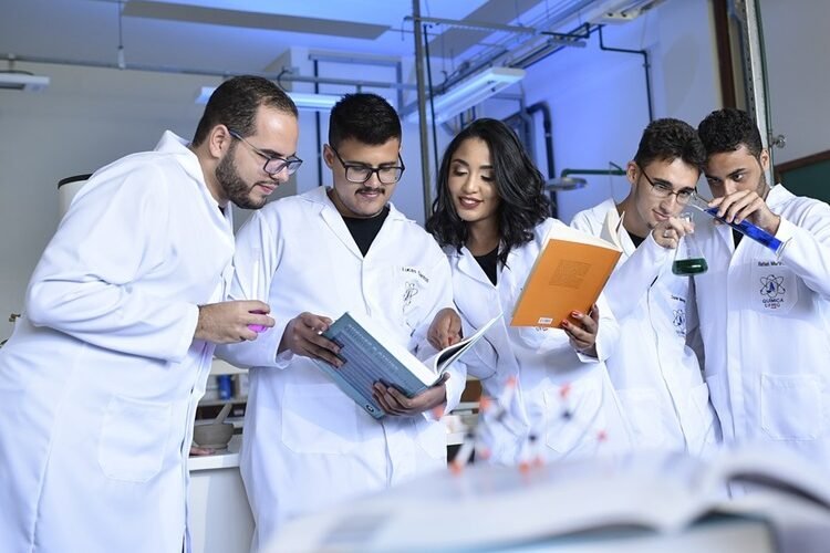 études récentes auriculothérapie Cet article examine les dernières recherches et découvertes scientifiques sur l'efficacité de l'auriculothérapie et ses applications dans le monde moderne