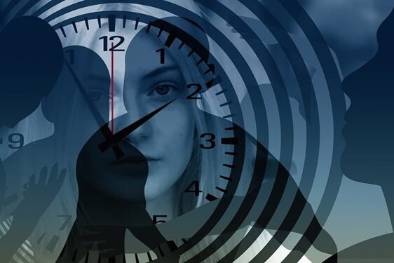 Les routines Monsieur Antoine Femme avec une horloge et des ombres de gens autour représentant l'importance des routines