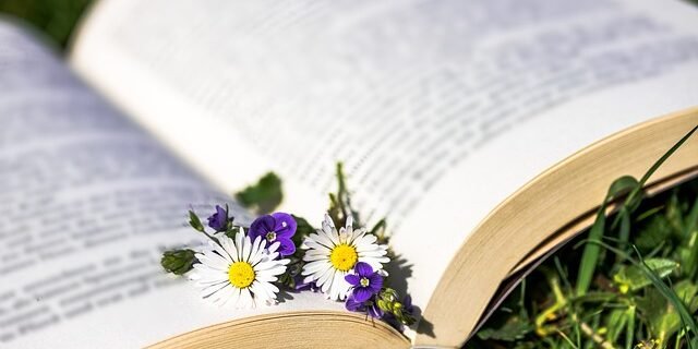 Livre avec des plantes pour adapter les connaissances aux plantes