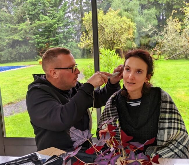 Monsieur Antoine effectuant une séance de laser sur une cliente pour la gestion des addictions et des douleurs.
