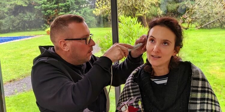 MonsieurAntoine Séance Laser Monsieur Antoine effectuant une séance de laser sur une cliente pour la gestion des addictions et des douleurs.