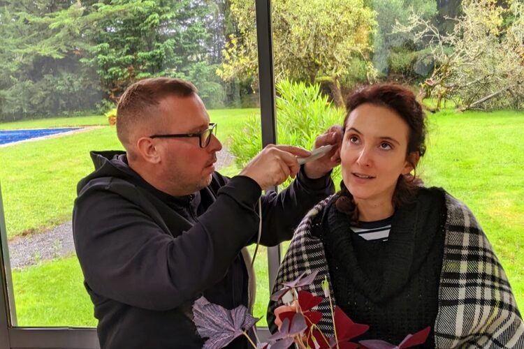 MonsieurAntoine Séance Laser Monsieur Antoine effectuant une séance de laser sur une cliente pour la gestion des addictions et des douleurs.