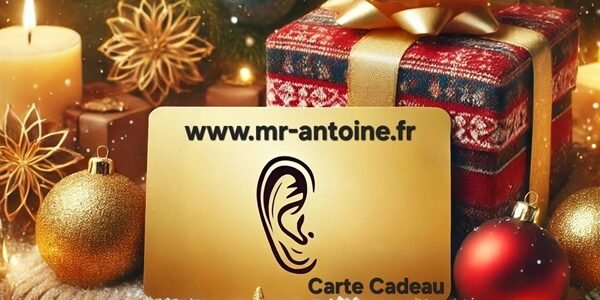 Carte cadeau bien-être dorée avec un logo en forme d’oreille, posée dans un décor festif de Noël comprenant des boules de Noël, des guirlandes lumineuses et des cadeaux emballés.