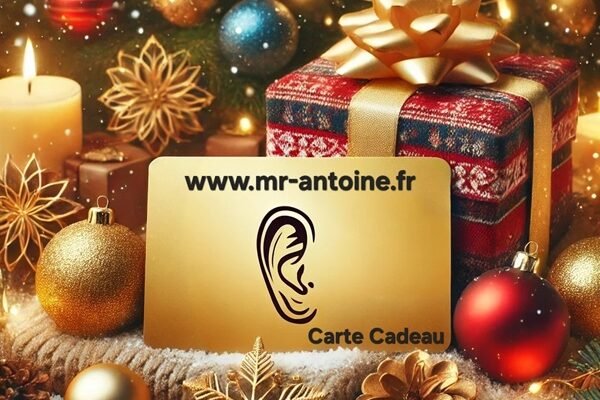 Offrez un Noël sous le signe du bien-être avec les cartes cadeaux de Monsieur Antoine, réflexologue spécialisé Carte cadeau bien-être dorée avec un logo en forme d’oreille, posée dans un décor festif de Noël comprenant des boules de Noël, des guirlandes lumineuses et des cadeaux emballés.